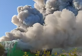 EKSPLOZIJE U KAŠTELIMA Gust crni dim prekrio oblake, buknuo veliki požar u skladištu (VIDEO)