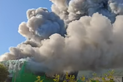 EKSPLOZIJE U KAŠTELIMA Gust crni dim prekrio oblake, buknuo veliki požar u skladištu (VIDEO)