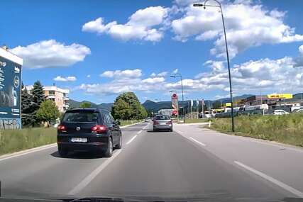 21-godišnjak kažnjen zbog rizičnog preticanja: Ostao bez vozačke i mora platit kaznu VIDEO
