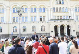 Nezadovoljni roditelji ispred Gradske uprave u Banjaluci: U javne vrtiće ne može svako dijete, privatne RODITELJI PAPRENO PLAĆAJU