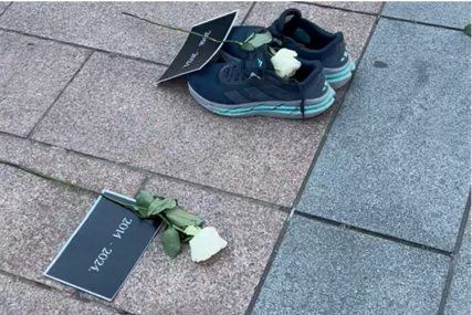 (VIDEO) Studenti maratonci izuli patike pred Evropskim parlamentom: Poslali dirljive poruke