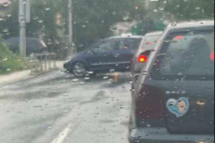 Totalna obustava saobraćaja: Sudar 3 vozila u Sarajevu, jedna osoba ide na preglede na KCUS