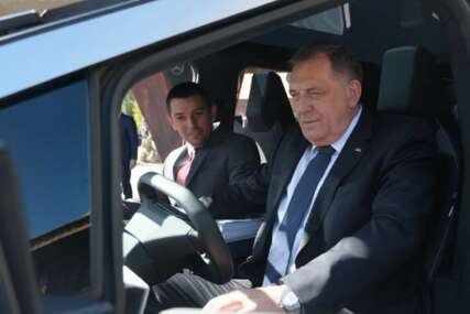 Šulić sjeo s Dodikom u auto pa poslao poruku (FOTO)