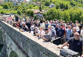 Obilježena 33. godišnjica stradanja Bošnjaka Višegrada: 3.000 ruža za 3.000 života