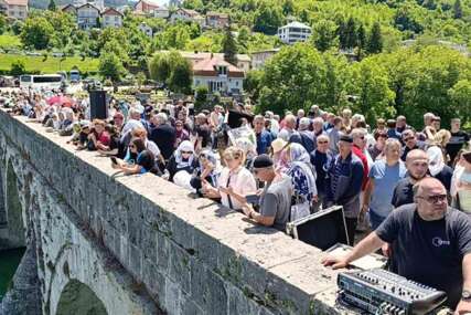 Obilježena 33. godišnjica stradanja Bošnjaka Višegrada: 3.000 ruža za 3.000 života
