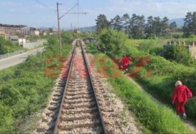 Užas kod Ilijaša: Ženu udario voz dok je hodala prugom