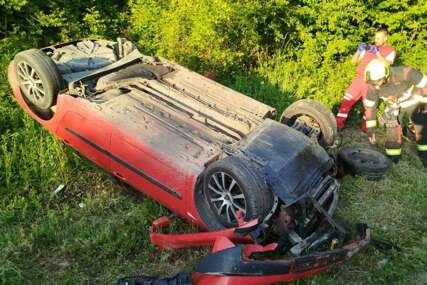 Nesreća u Banjaluci: Automobil se prevrnuo nakon slijetanja
