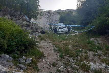 Automobil sletio u provaliju u Crnoj Gori, poginuli majka i beba
