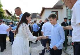 Benjamina Karić čestitala Kurban bajram i podijelila baklavu vjernicima u Pofalićima