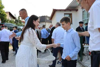 Benjamina Karić čestitala Kurban bajram i podijelila baklavu vjernicima u Pofalićima