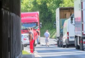 Nesreća kod Rajlovca: Težak sudar kamiona i automobila, nastale velike gužve