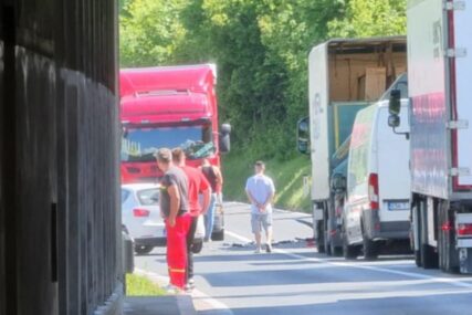 Nesreća kod Rajlovca: Težak sudar kamiona i automobila, nastale velike gužve