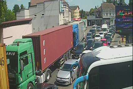 Kolone vozila na graničnim prelazima Gradiška, Gradina i Velika Kladuša na izlazu iz BiH
