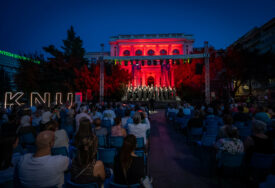Na Pozorišnom Trgu Susan Sontag izveden koncert Kamernog mješovitog hora KUD "LOLA" (FOTO)