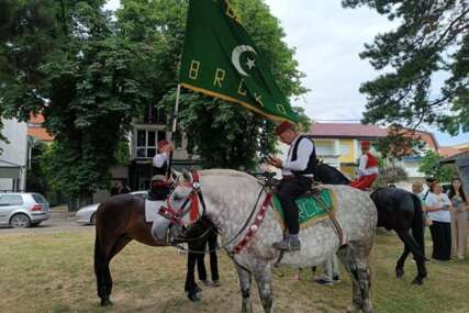 NA KRILIMA TRADICIJE Konjanici iz Brčkog krenuli put Ajvatovice