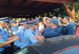 (VIDEO) Zahtijevaju da ga vide: Incident ispred kuće Milana Miličevića, GRAĐANI UPALI U DVORIŠTE