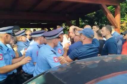 (VIDEO) Zahtijevaju da ga vide: Incident ispred kuće Milana Miličevića, GRAĐANI UPALI U DVORIŠTE