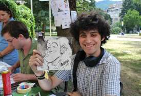 Ako ste danas bili u Ferhadiji mogli ste 'postati lik iz stripa'! Stanojević za Bosnainfo: "Samo danas smo nacrtali karikature njih 80"