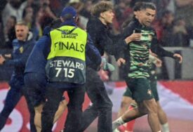 Navijač utrčao na teren i prišao Ronaldu da se fotografiše, reagovalo osiguranje u Minhenu