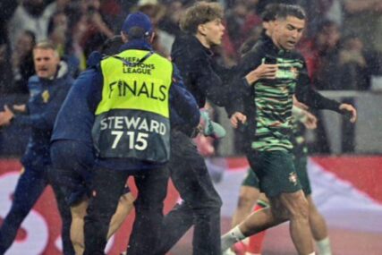 Navijač utrčao na teren i prišao Ronaldu da se fotografiše, reagovalo osiguranje u Minhenu