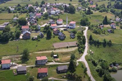 Zemlja se otvorila po četvrti put, ugrozila kuću i štalu (VIDEO)
