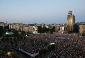 Više hiljada demonstranata ispred Palate pravde u Beogradu