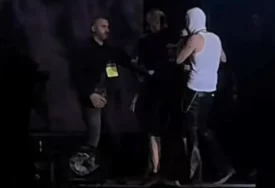 (VIDEO) Incident na nastupu srbijanskog repera: Djevojka istrčala na binu i skinula majicu