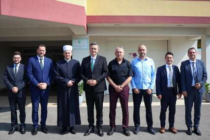 Bećirović u klanjao bajram-namaz u Prijedoru: BiH moramo čuvati i razvijati na svakom njenom pedlju