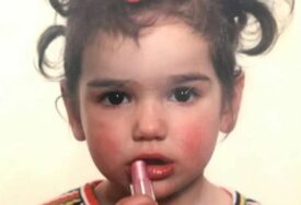 Djevojčica s fotografije danas je svjetska zvijezda: Šta mislite o kojoj je pjevačici riječ?