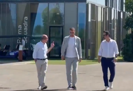 Džeku ispred "Viola parka" dočekali novinari, nasmijani "Dijamant" momentalno zauzeo specijalnu pozu za fotku (VIDEO)
