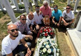 Delegacije Sarajeva i Željezničara obišle mezar Dženana Uščuplića