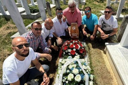 Delegacija Sarajeva i Željezničara obišle mezar Dženana Uščuplića