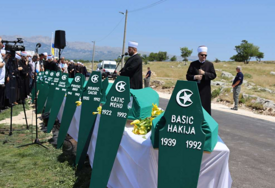 Nekoliko hiljada vjernika klanjalo dženazu namaz žrtvama zločina počinjenog u Žuljima