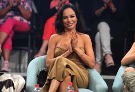 (FOTO) Pjevačica u 6. MJESECU TRUDNOĆE: Edita Aradinović sa nestrpljenjem čeka nasljednicu, pokazala PRVE STVARČICE koje će joj obući