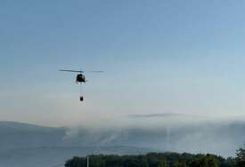 Helikopter Oružanih snaga BiH gasi požar u Grudama u teškim vremenskim uslovima FOTO