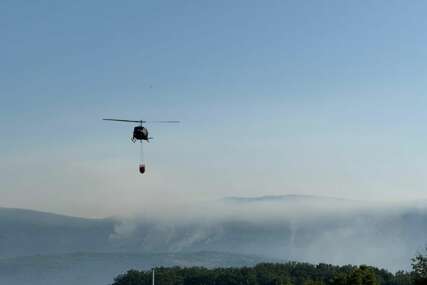 Helikopter Oružanih snaga BiH gasi požar u Grudama u teškim vremenskim uslovima FOTO
