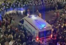 Šef policije tvrdi da demonstranti nisu htjeli propustiti Hitnu pomoć: Snimak pokazuje drugačije