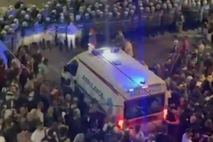 Šef policije tvrdi da demonstranti nisu htjeli propustiti Hitnu pomoć: Snimak pokazuje drugačije
