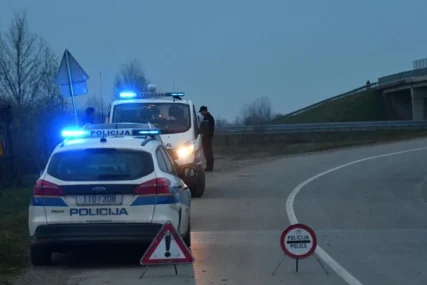 Bježeći od policije probili rampu na autoputu, troje uhapšenih