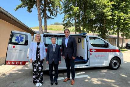 Vlada Japana donirala sanitetsko vozilo i medicinsku opremu Domu zdravlja u Gacku