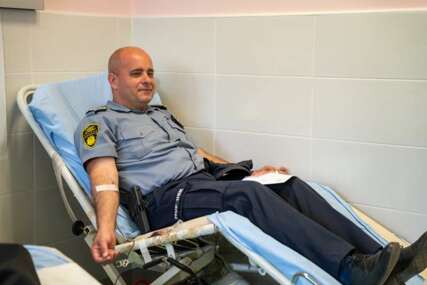 Policijski službenici USK darivali krv povodom Dana policije
