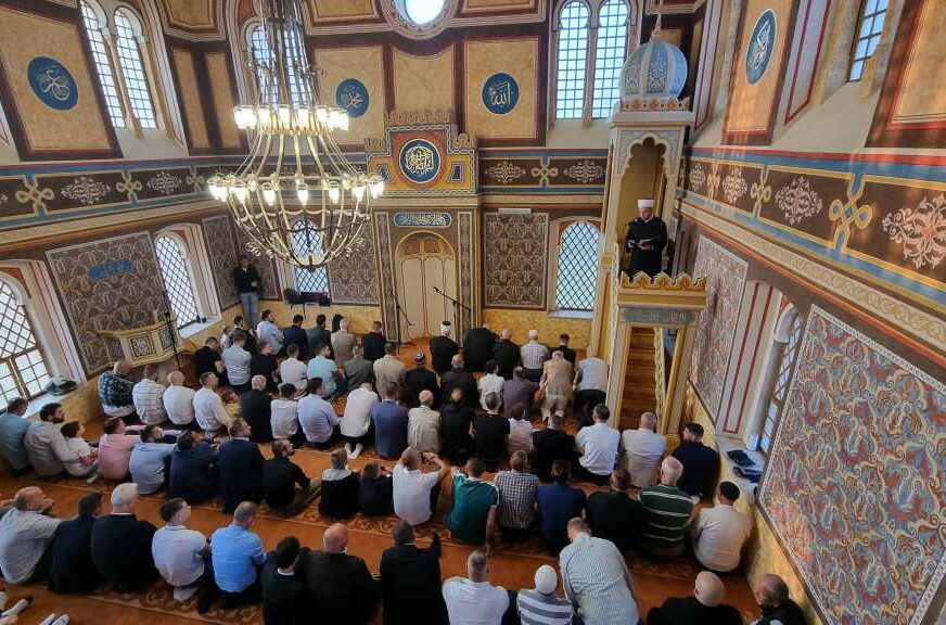 FOTO:  BAJRAM NAMAZ U OBNOVLJENOJ ŠARENOJ DŽAMIJI