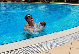 VESELO KOD MARIJE Maleni Mario uživa sa majkom na bazenu, svi komentarišu koliko je porastao (FOTO)