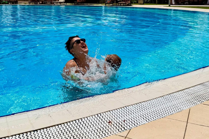 VESELO KOD MARIJE Maleni Mario uživa sa majkom na bazenu, svi komentarišu koliko je porastao (FOTO)