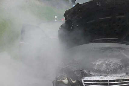 U Mostaru gorio Mercedes