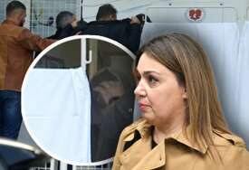 "Je*i se, sine", "Mrzim te" - Procurile jezive poruke majke i dječaka ubice, javnost u šoku!