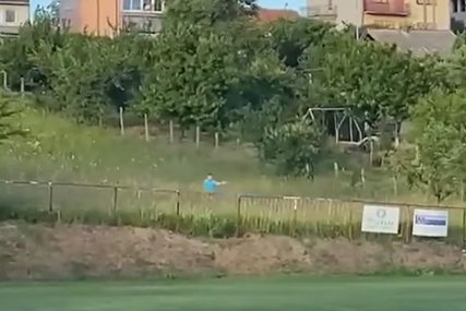 ODSVIRAO KRAJ, PA SE BRZINOM USAINA BOLTA ZAPUTIO PREMA ŠUMARKU Scene nakon meča u Mionici nasmijale su region (VIDEO)