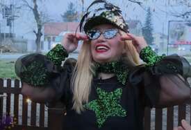 Nadi Topčagić popustile kočnice: Pjevačica u opuštenom izdanju đuska uz pivo i hevi metal VIDEO