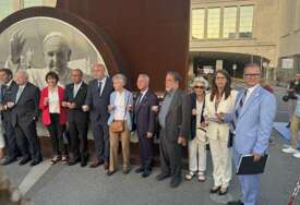 Srebrenici dodijeljena Mediteranska nagrada za mir i posvećen Totem mira u Napulju