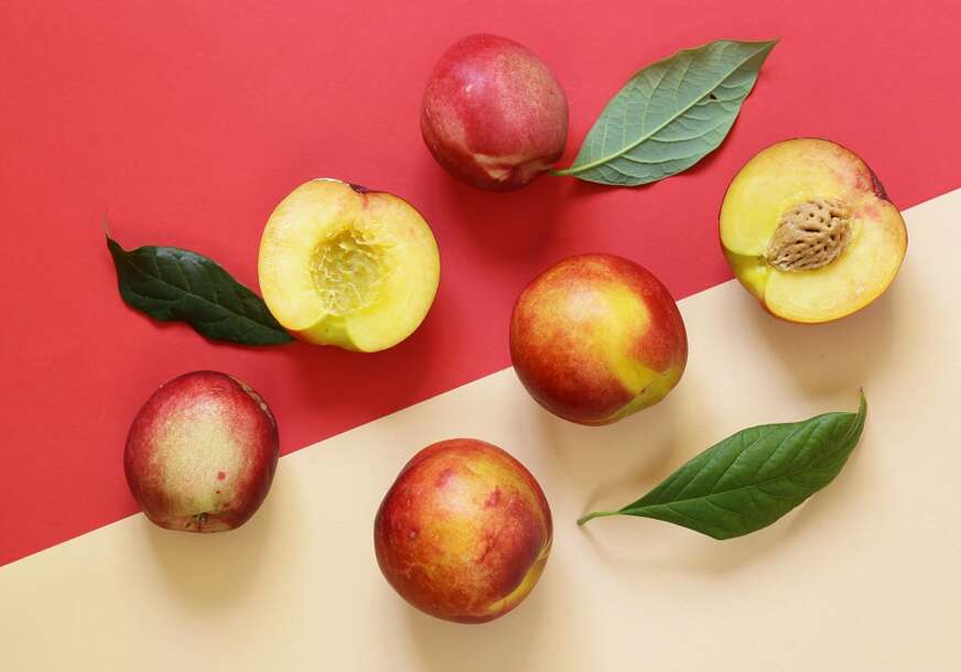 FOTO: ENVATO/ORGANIC FRUITS PEACHES BY DREAM79